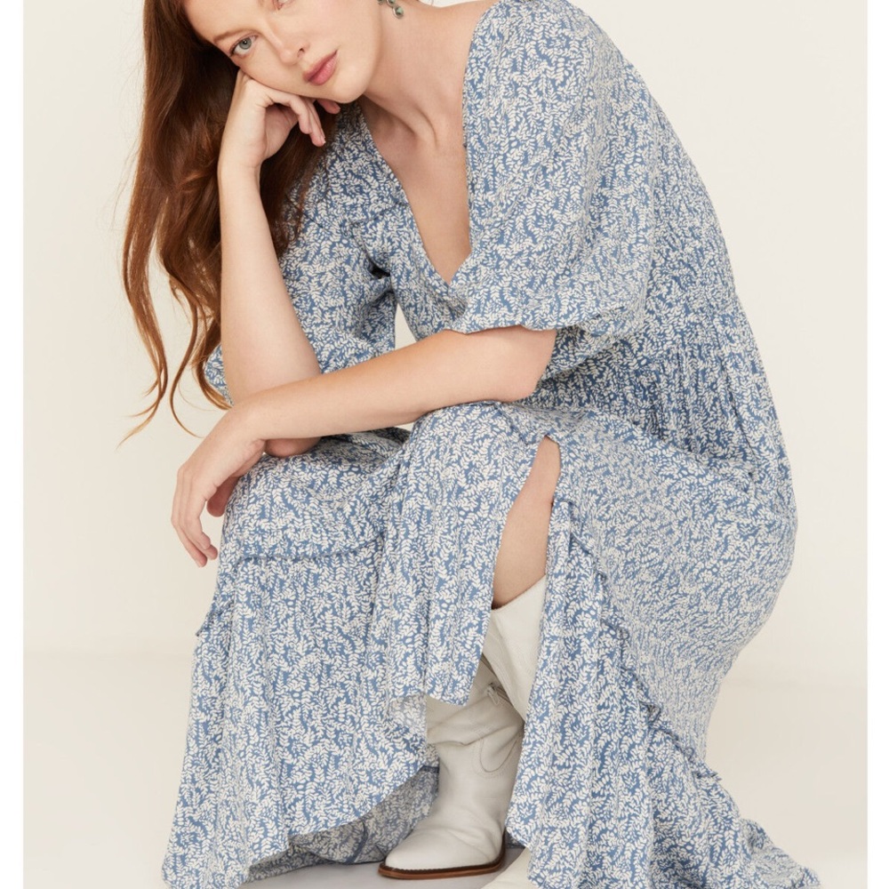 Boot barn Sundress with V-Neck and 3/4 puff Sleeves.